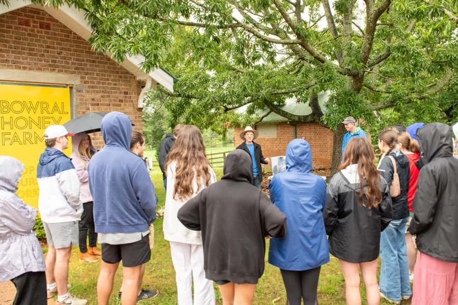 Bowral Honey Farm Tour, Honey Tasting & morning Tea - Finding the hive area: meeting at Retford Park and getting parked with less stress