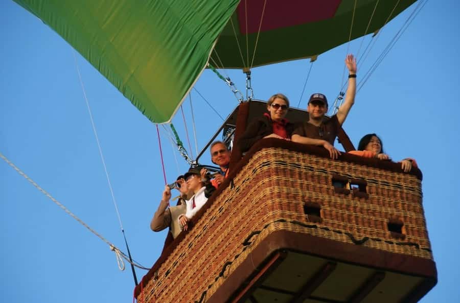 Camden Valley: Sunrise Hot Air Balloon Flight With Breakfast - Inflating the balloon, seeing it come alive