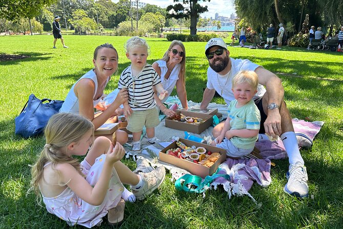 Foraging Tour: Botanical Gardens Walk & Picnic - Views in motion: how the garden changes your perspective