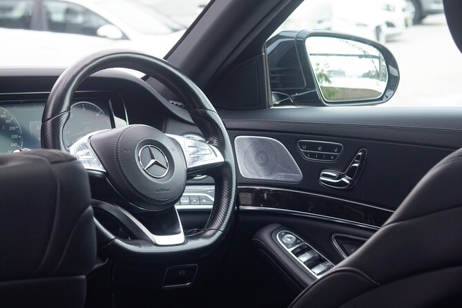 Luxury Sydney Airport Departure Transfer - Sedan/SUV - The car experience: clean comfort, bottled water, and real luggage help