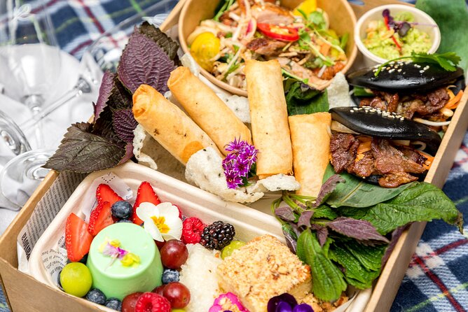 Picnic in the Royal Botanic Gardens for 2 - Finding a spot in the gardens, and handling weather calmly