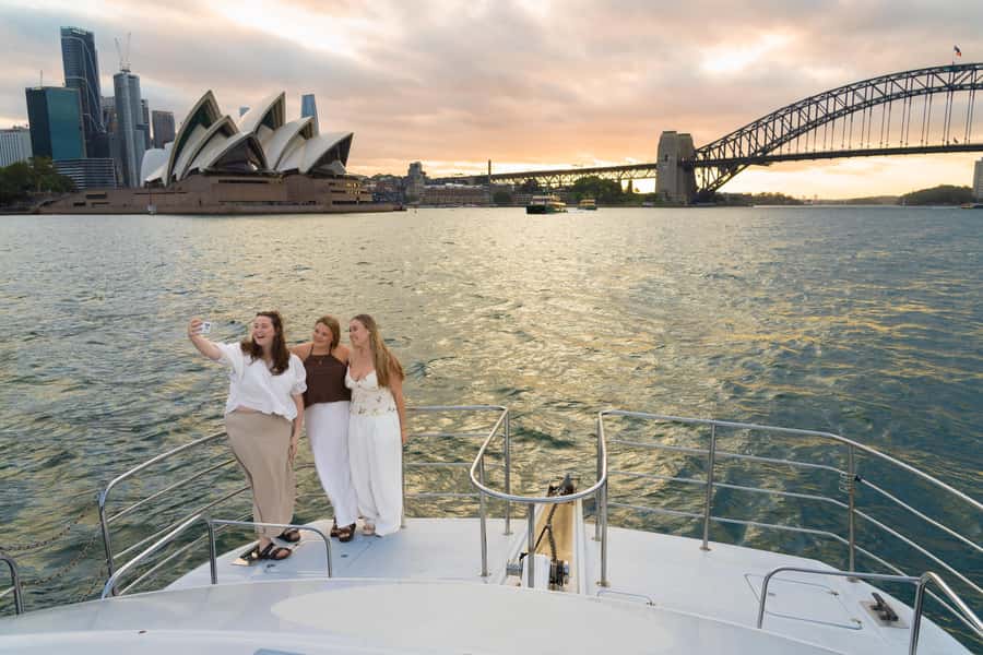 Sydney: Golden Glow Sunset Harbour Cruise with 1 Drink - The Icon Route: Opera House, Harbour Bridge, Luna Park, Barangaroo
