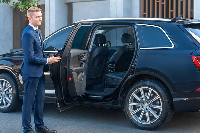 Sydney's Best Airport Arrival Transfers - Airport to CBD - What Your Pickup Looks Like at Sydney Airport
